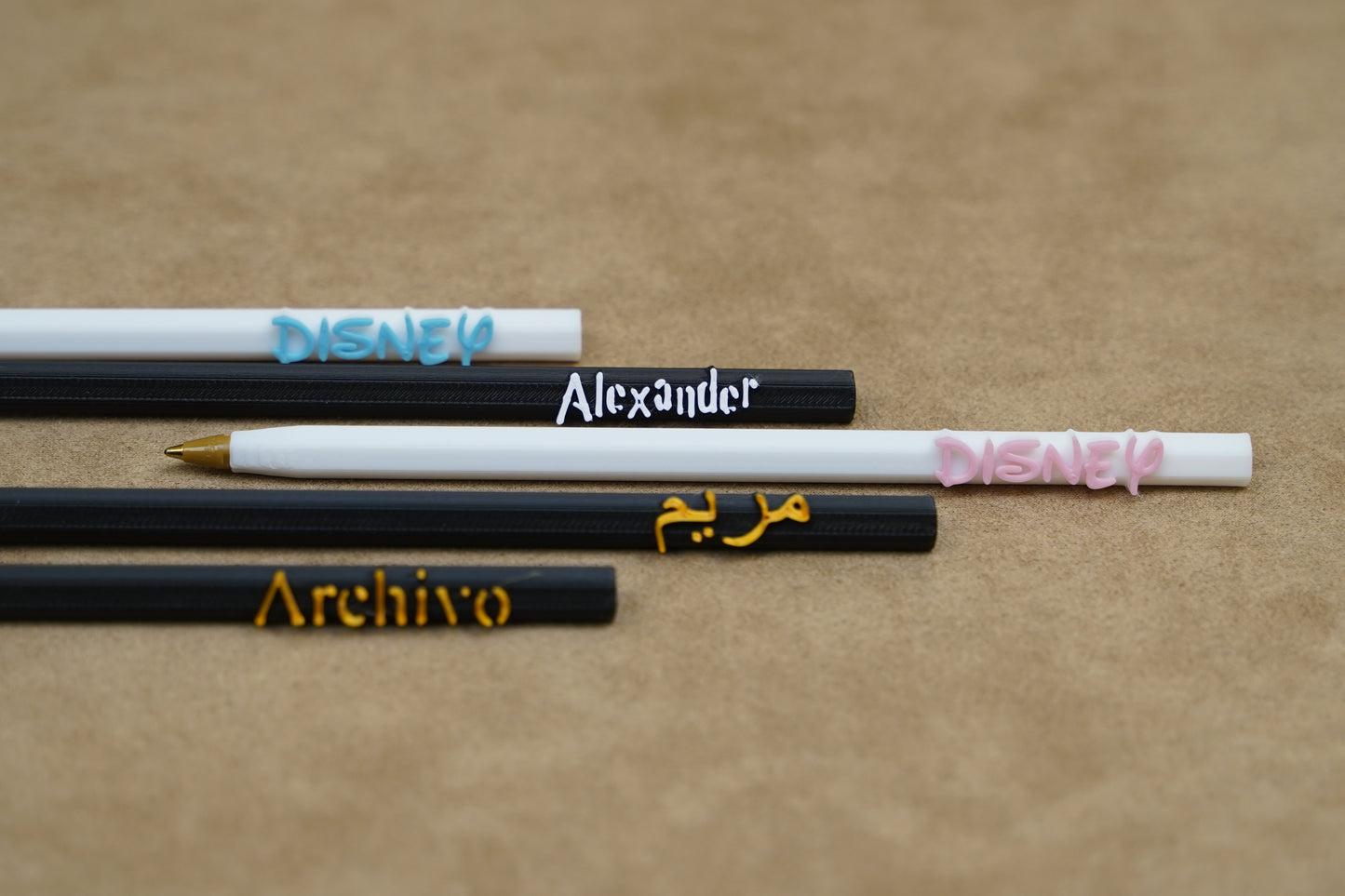 Personalised pens featuring names like Alexander and designs from Disney, perfect for unique gifts.