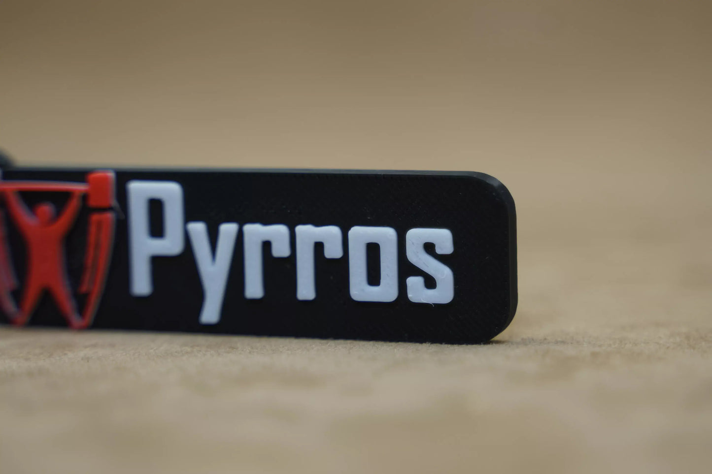 Personalised weightlifting keychain with the name "Pyrros," showcasing a stylish design for fitness enthusiasts.