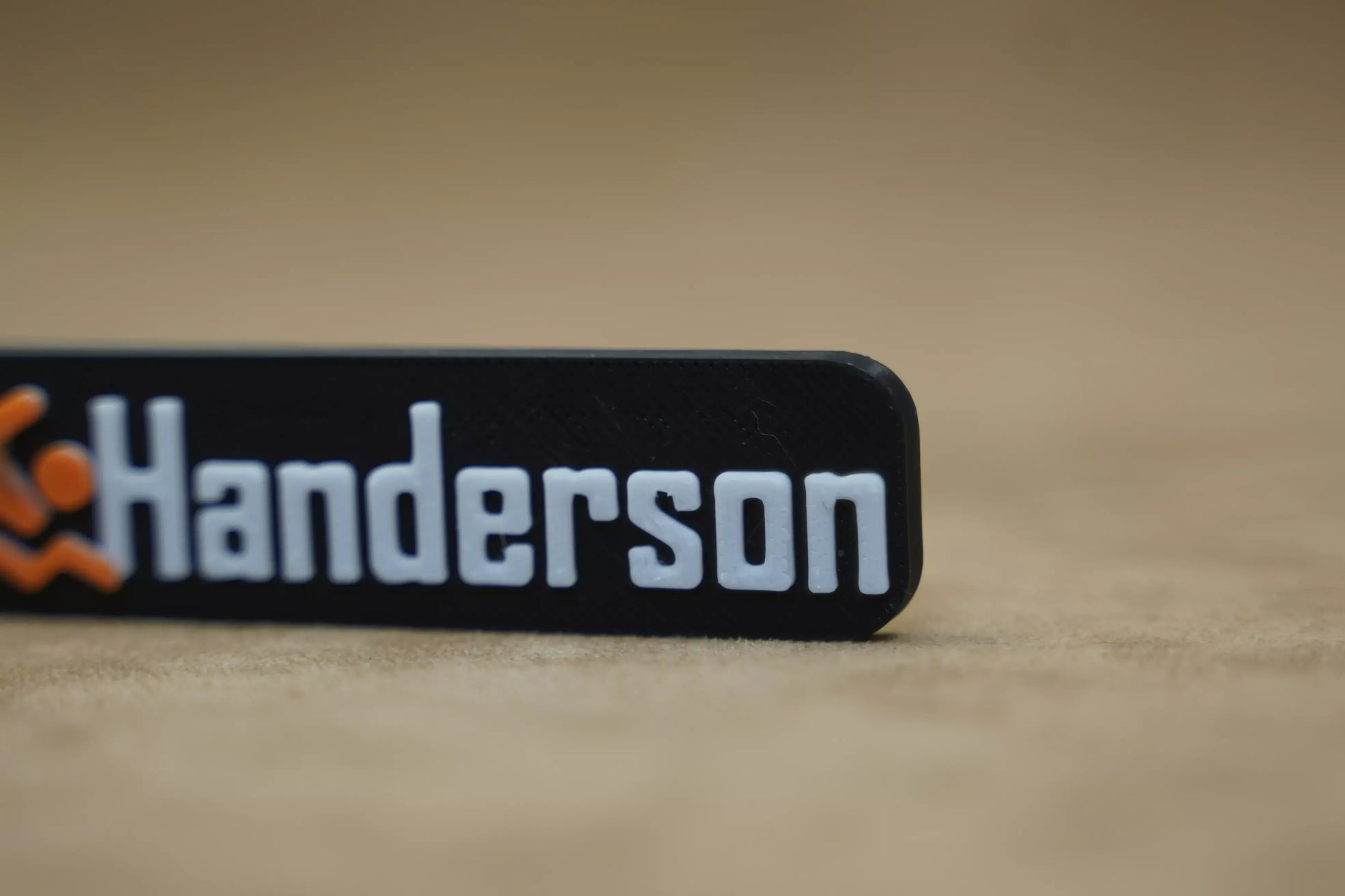 Personalised swimmer keychain featuring the name "Handerson" on a black background, perfect for swimming enthusiasts.