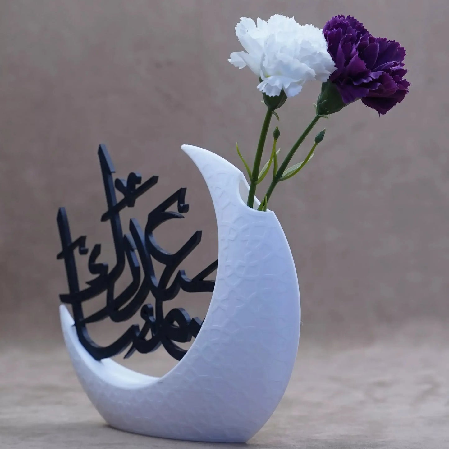 Elegant Ramadan & Eid table decor featuring a decorative vase with floral accents and Islamic calligraphy.